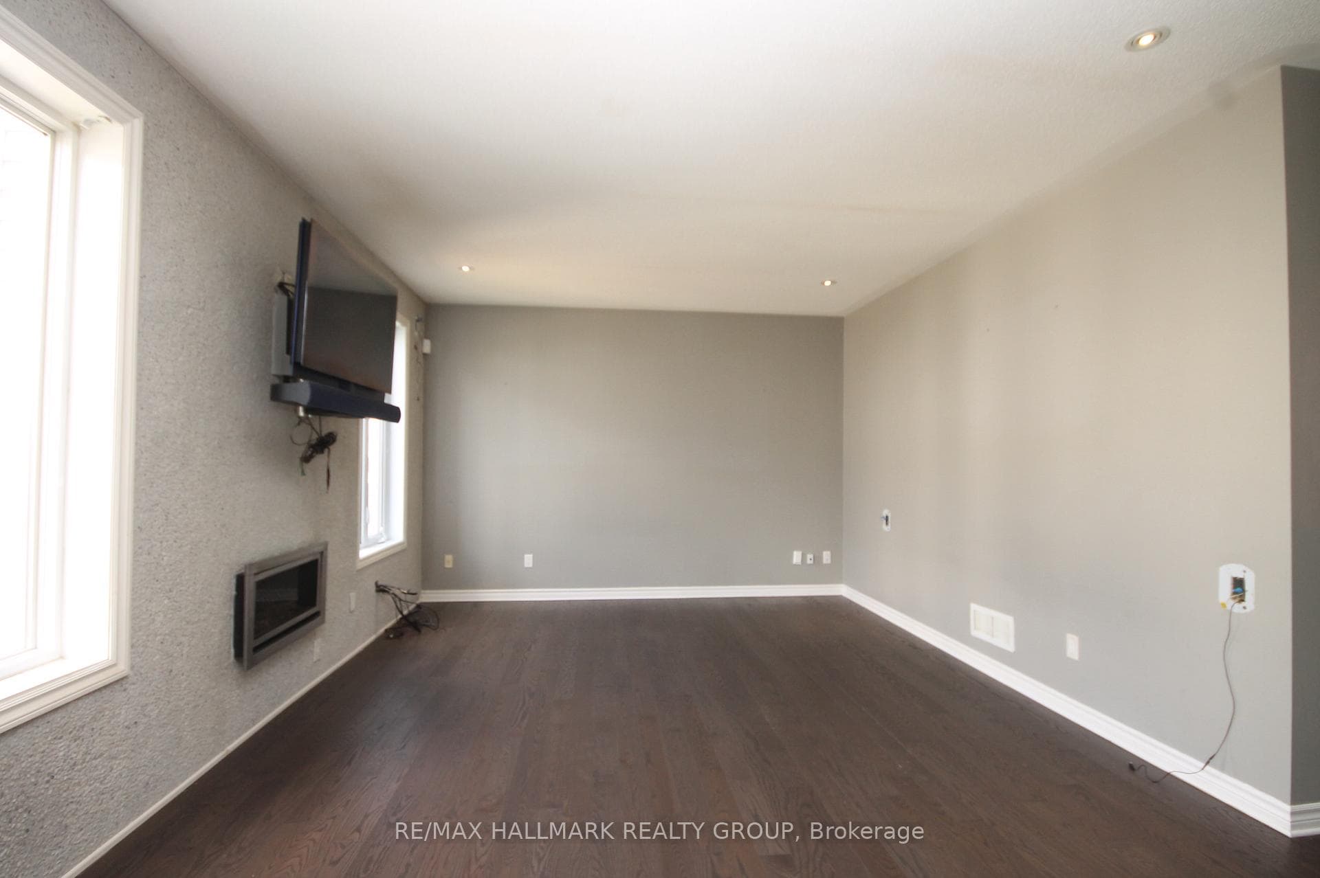322 FAIRLAKES Way photo 15