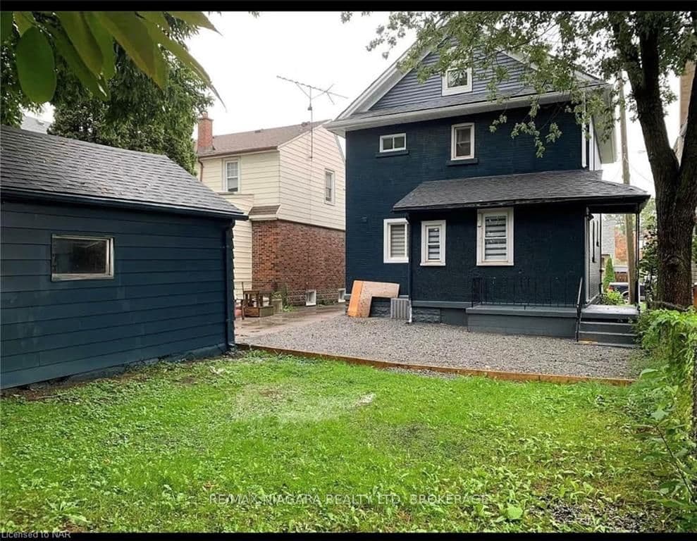 299 HELLEMS Avenue Unit upper photo 12