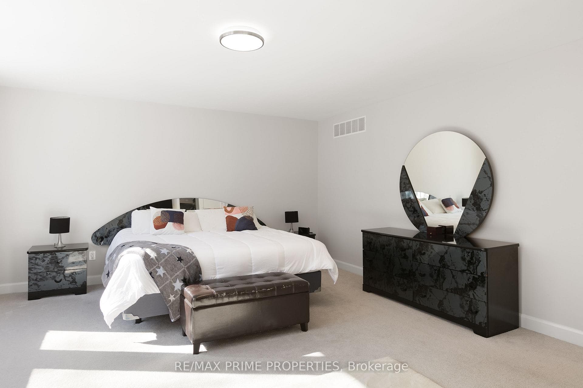 820 MERCIER Crescent photo 24