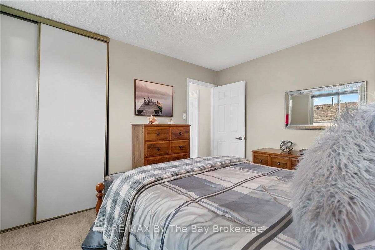 86 Courtice Crescent photo 17