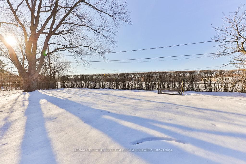 1292 Elgin Crescent photo 41