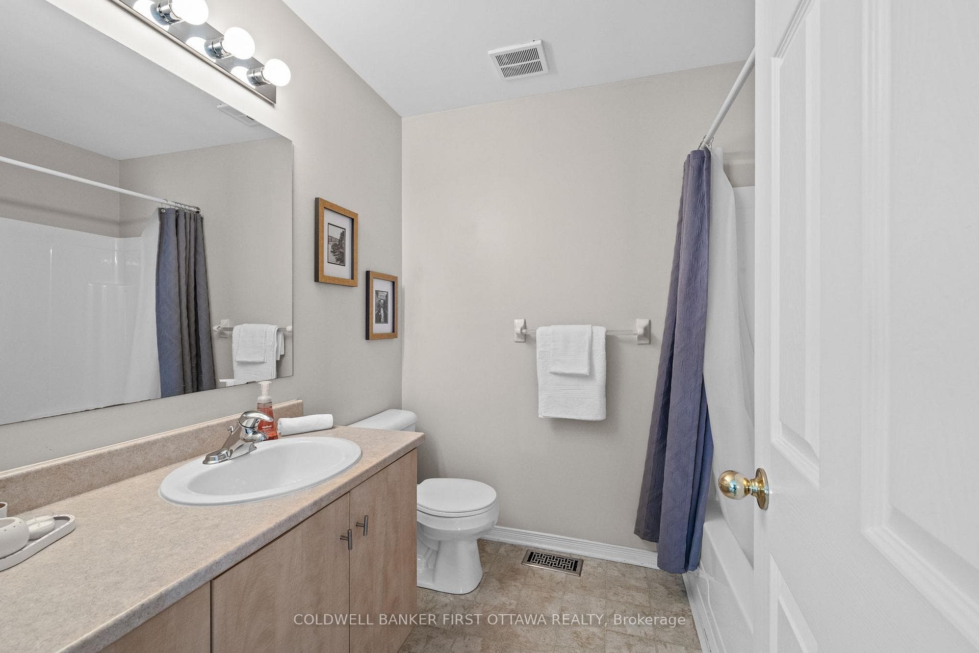2nd level 4 pc bathroom w shower/tub combo.