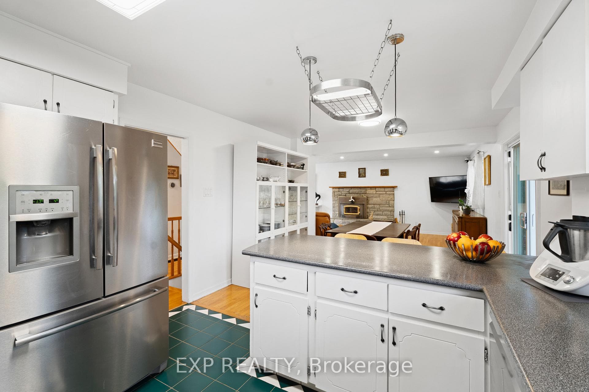 2061 Balharrie Avenue photo 17