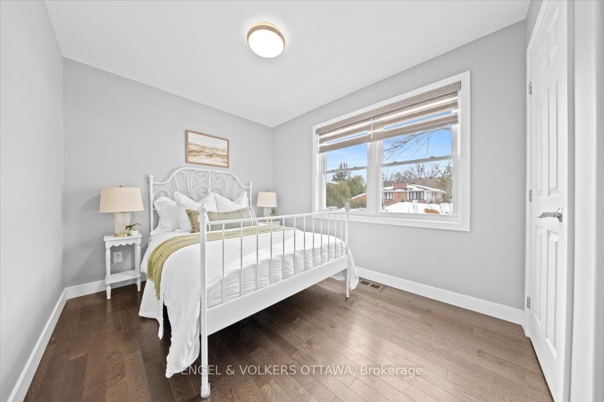1005 Gold Crescent photo 20