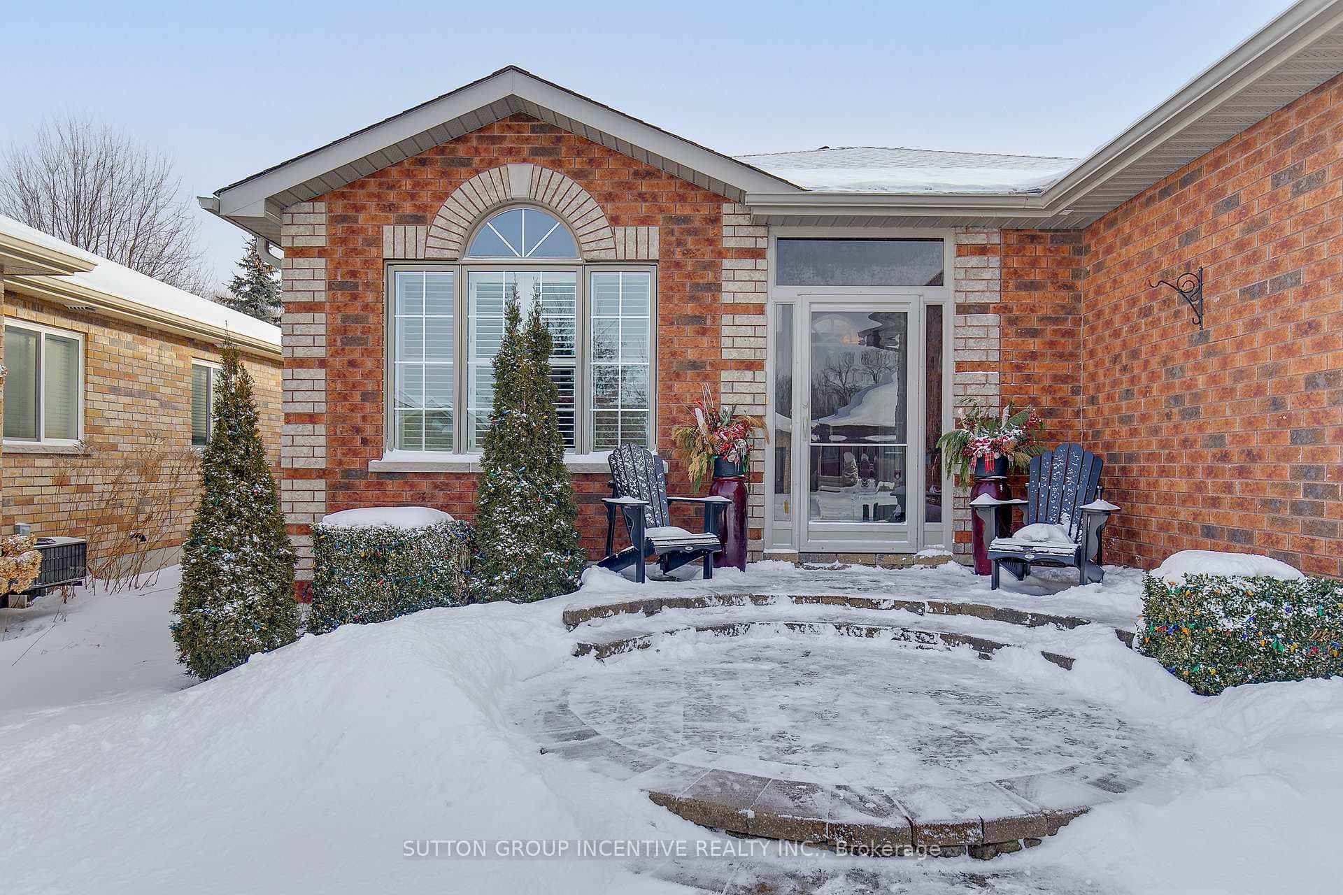 102 Seline Crescent photo 2