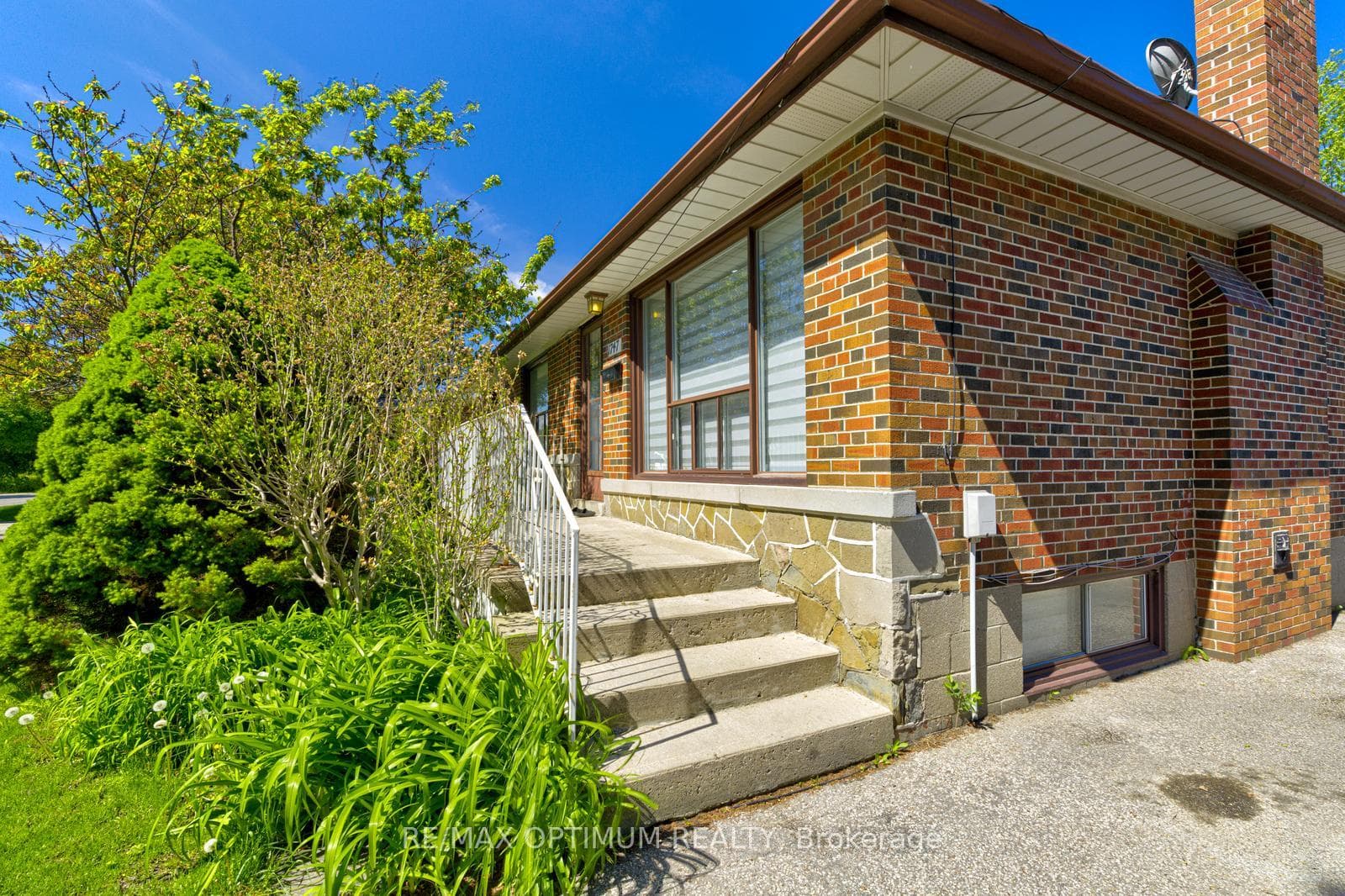 1747 Coram Crescent photo 4