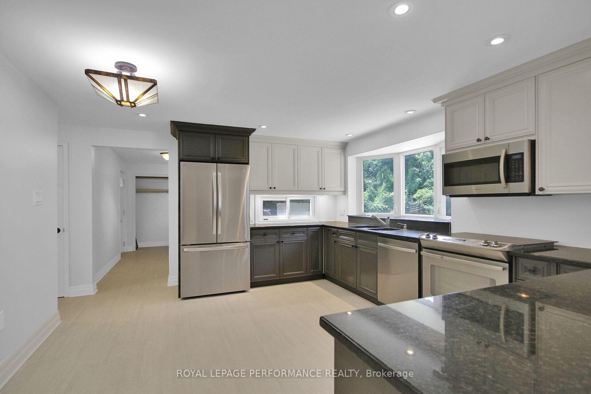 82 Queensline Drive photo 3