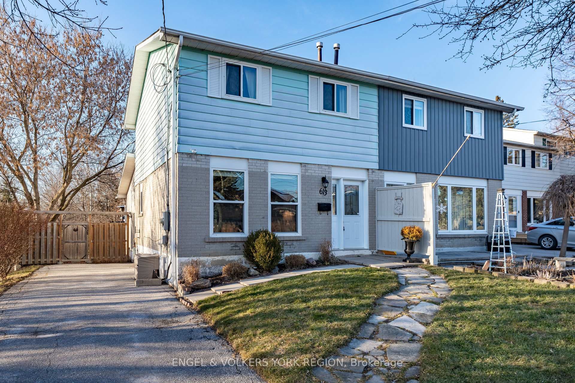 613 Red Deer Street photo 2