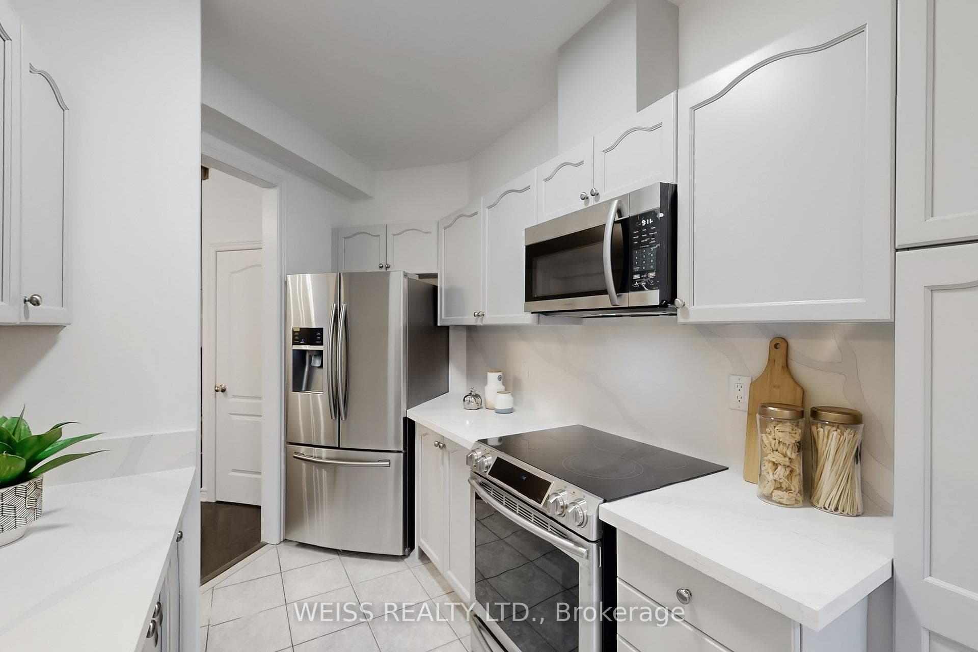 942 Khan Crescent photo 16