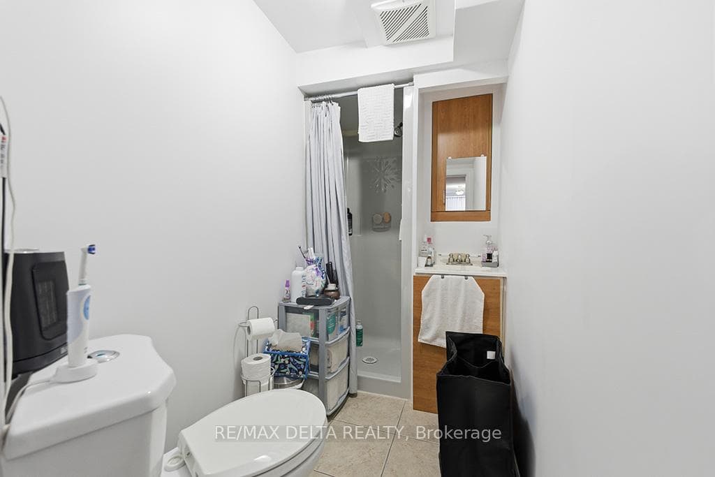 1-bed apt: Bathroom with shower.