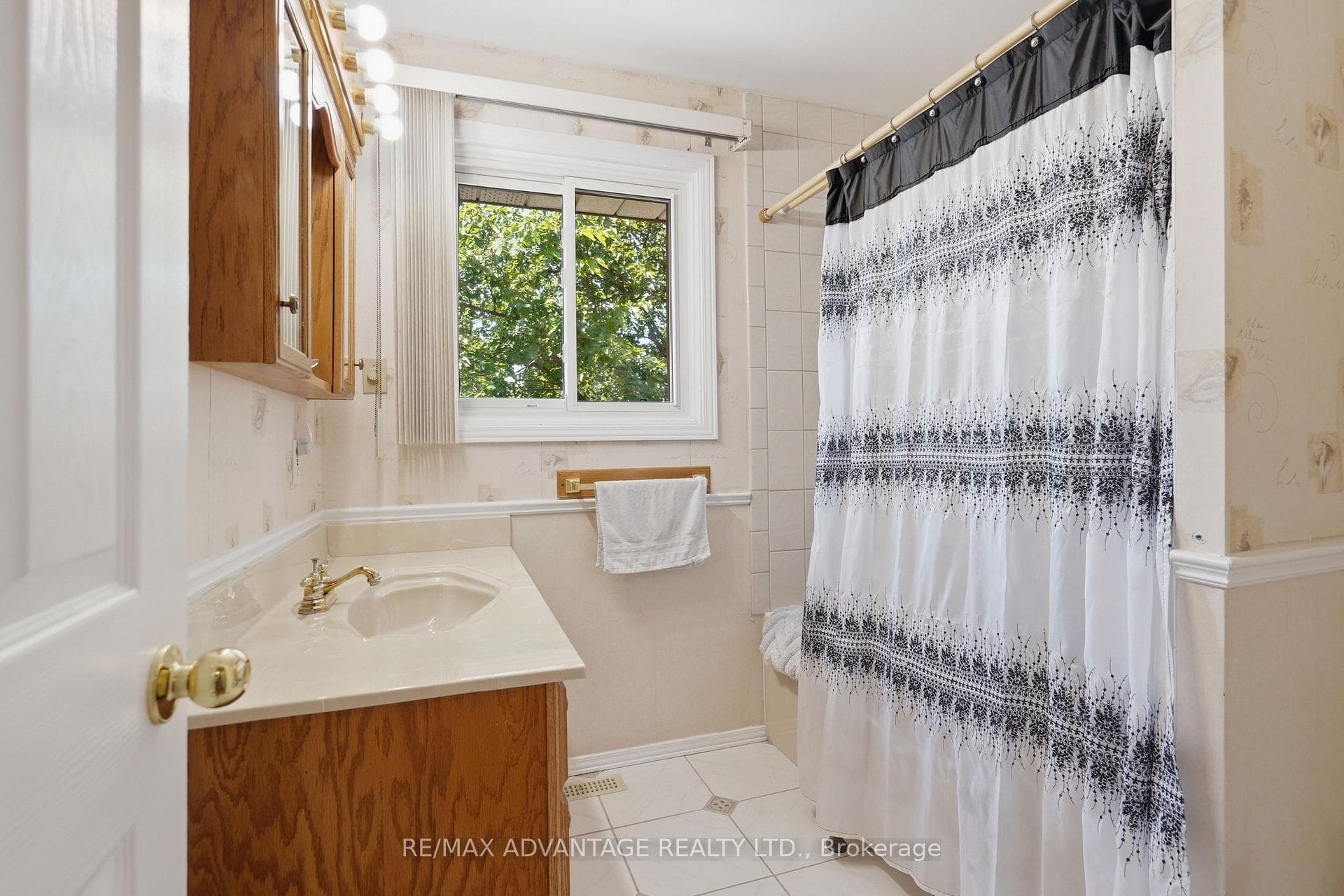 120 Champlain Crescent photo 25