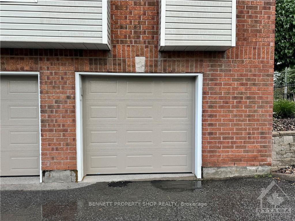 108 CENTREPOINTE Drive Unit I photo 20