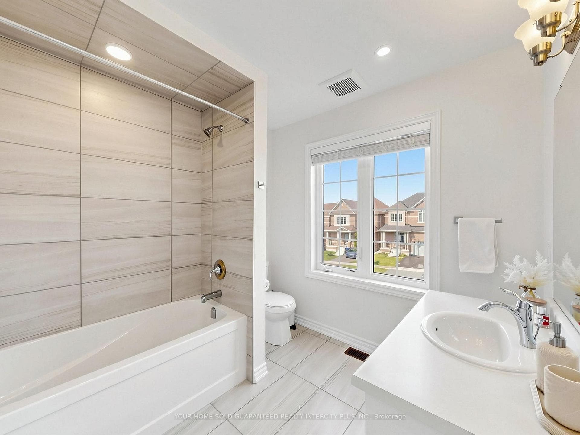 Main Bathroom (Jack and Jill)