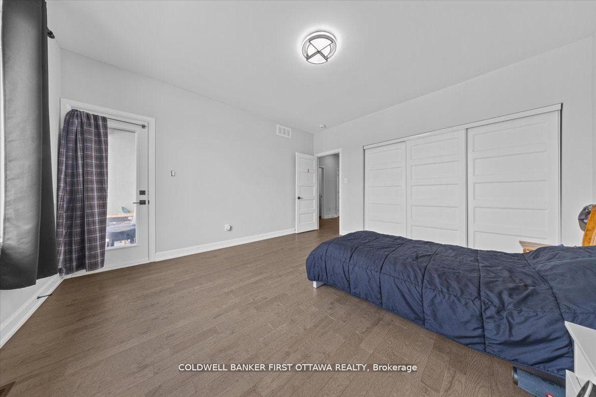 560 QUEEN MARY Street photo 14