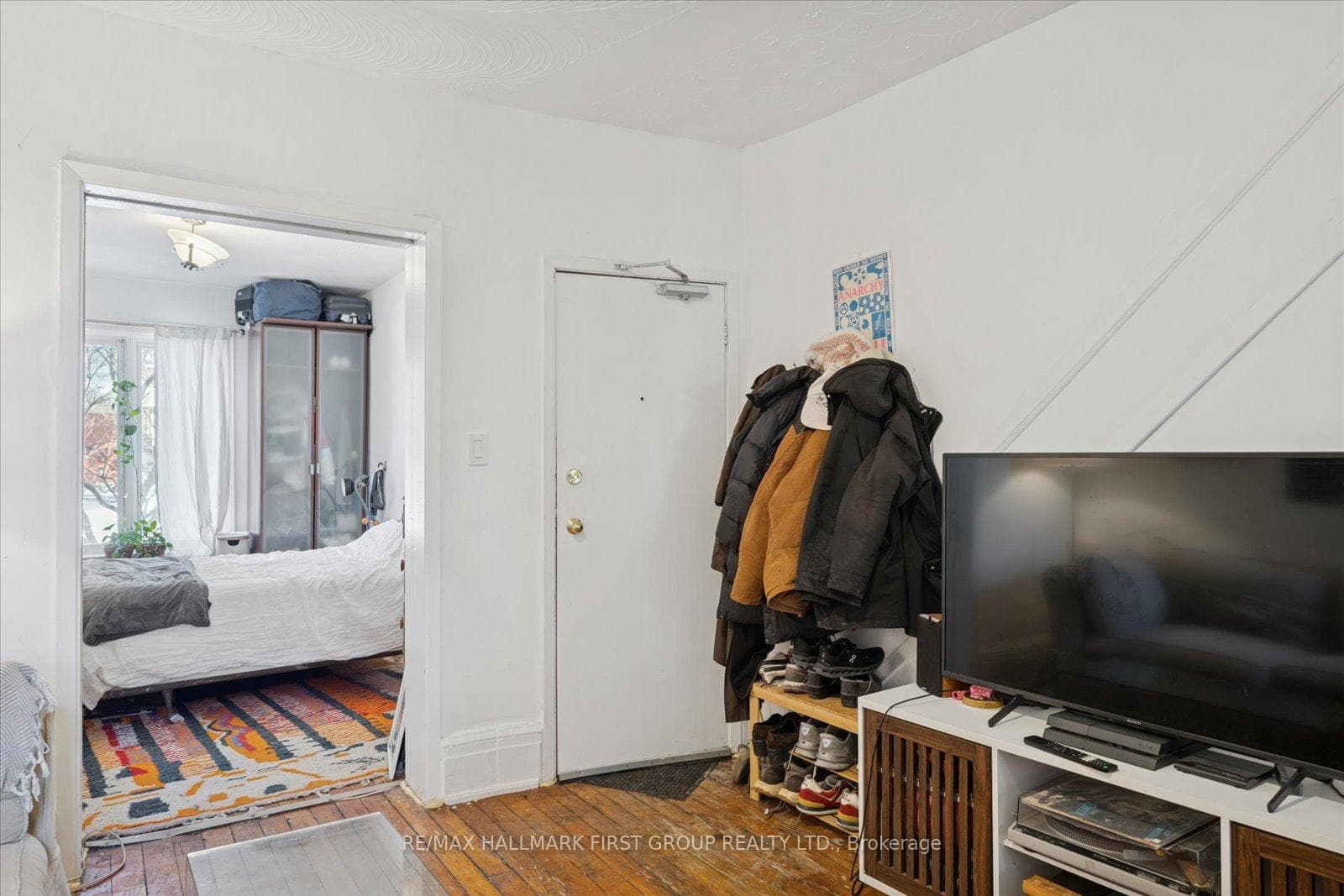 246 Montrose Avenue photo 7