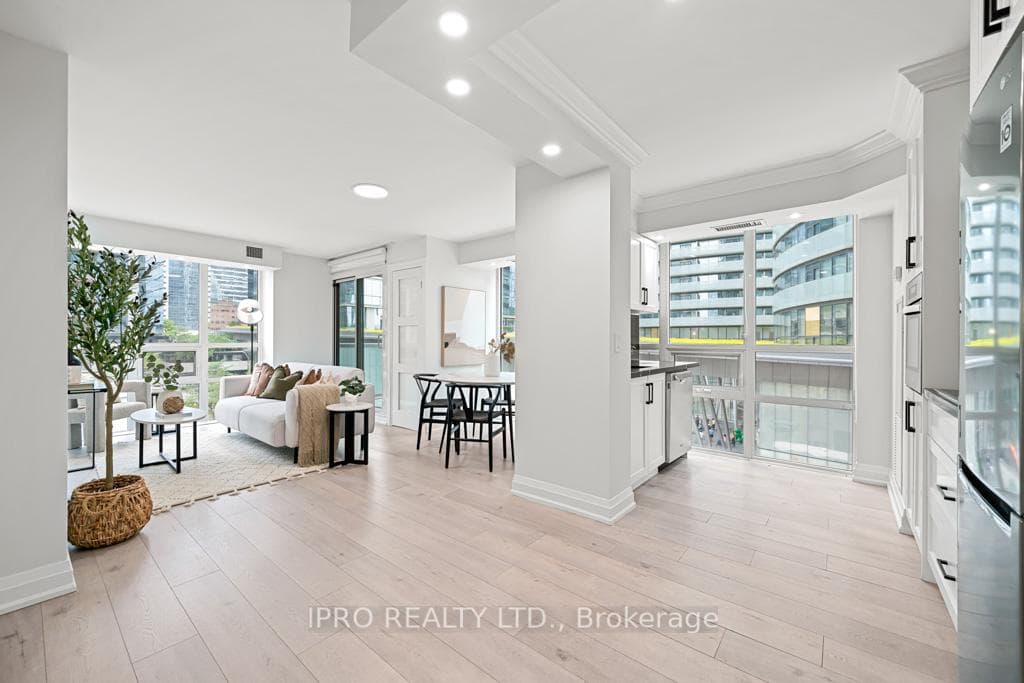 19 Grand Trunk Crescent Unit 506 photo 18
