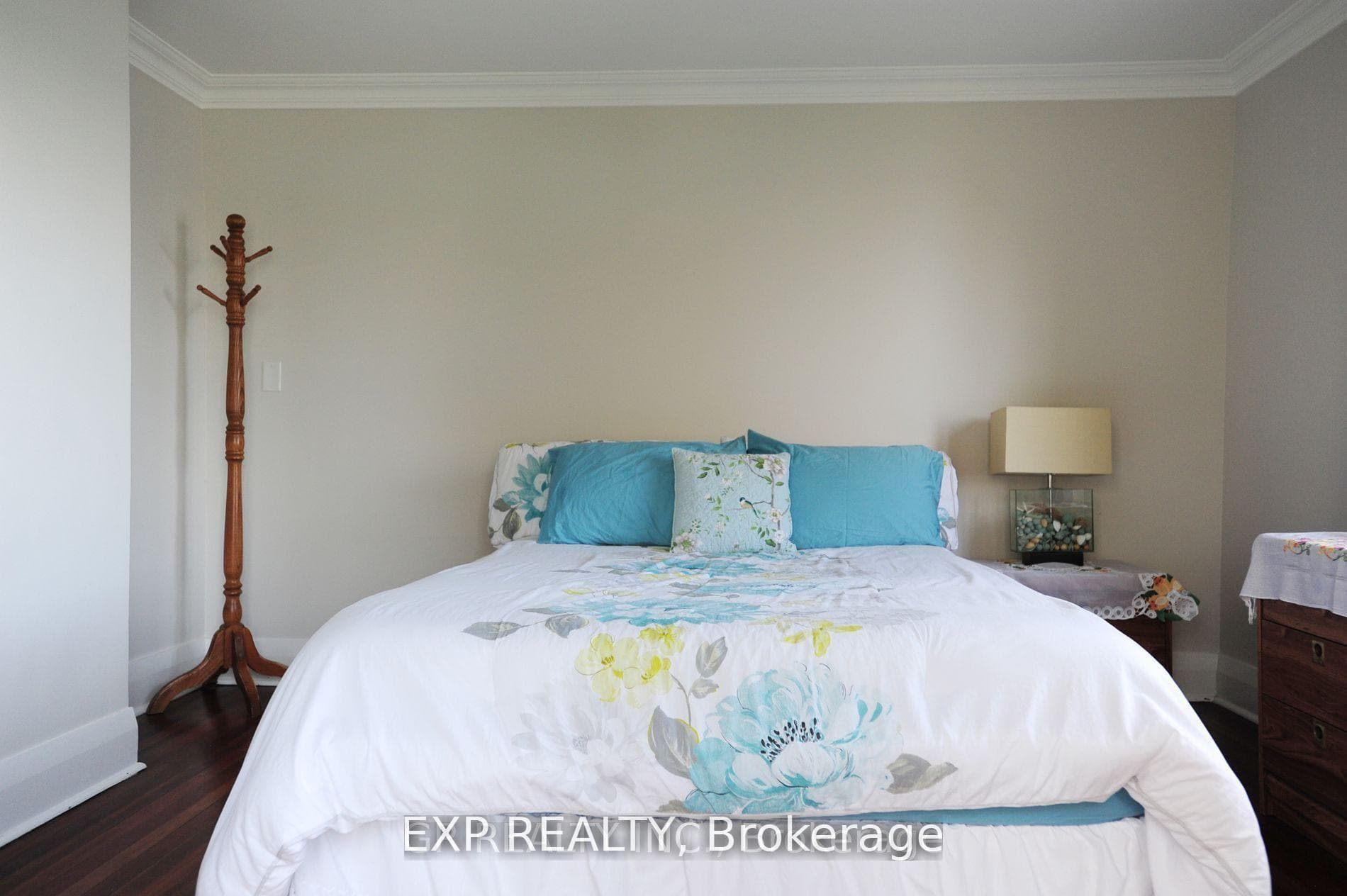 212 Cameron Crescent photo 23