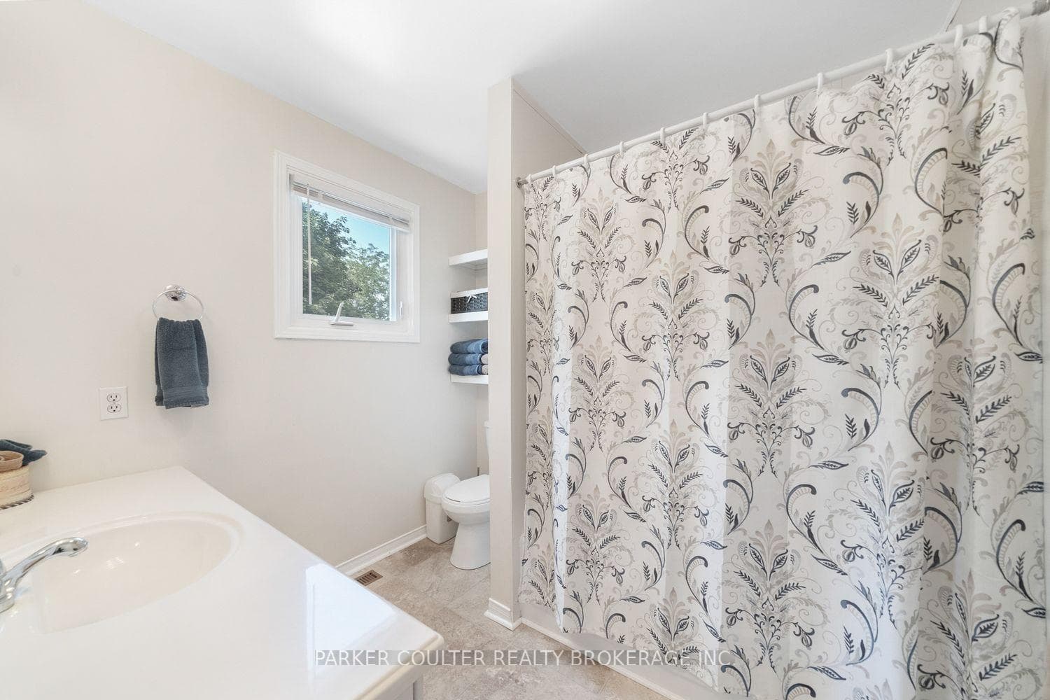 1098 Maclean Street photo 23