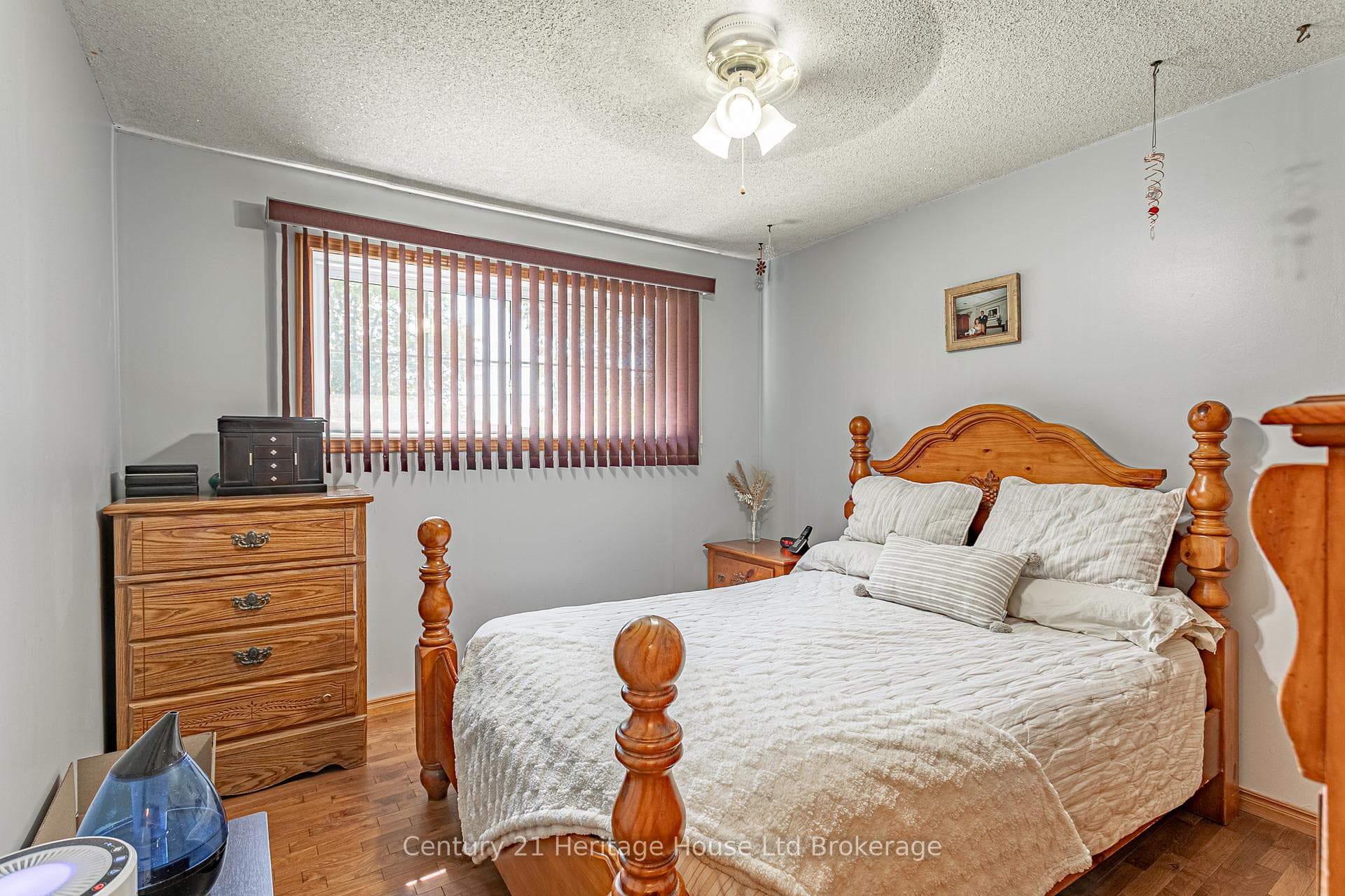 694 Queen Street photo 14