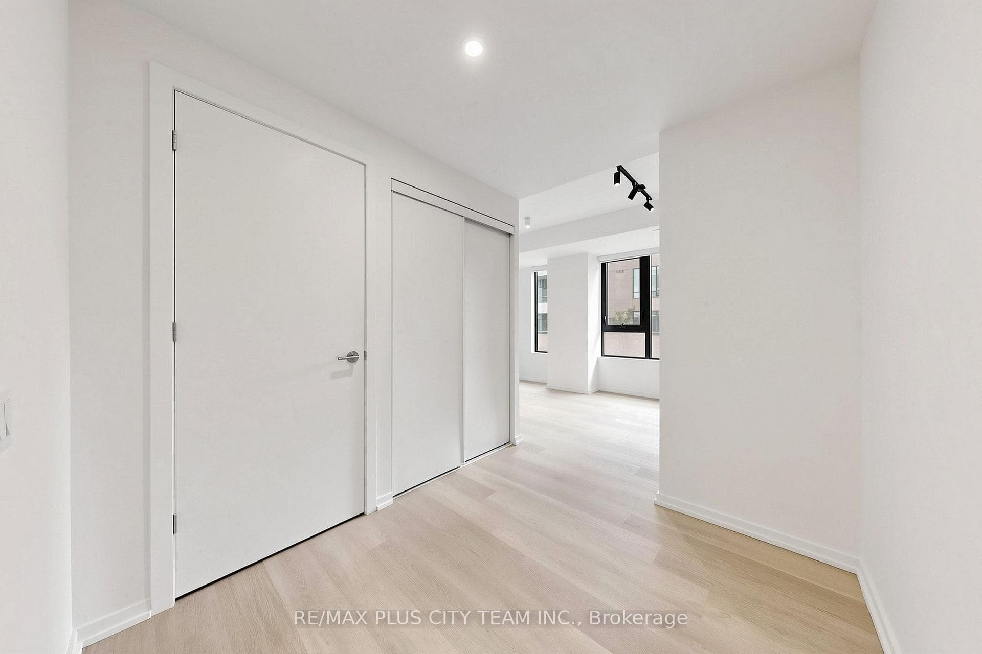 109 Erskine Avenue Unit 509 photo 3