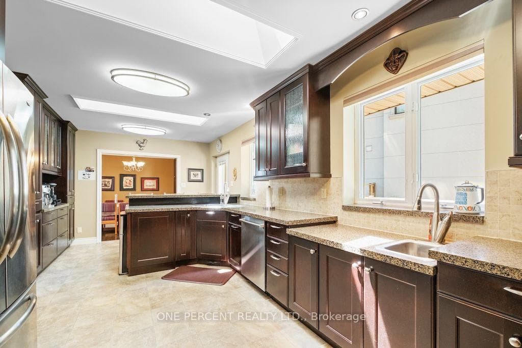 583 Stephens Crescent photo 10