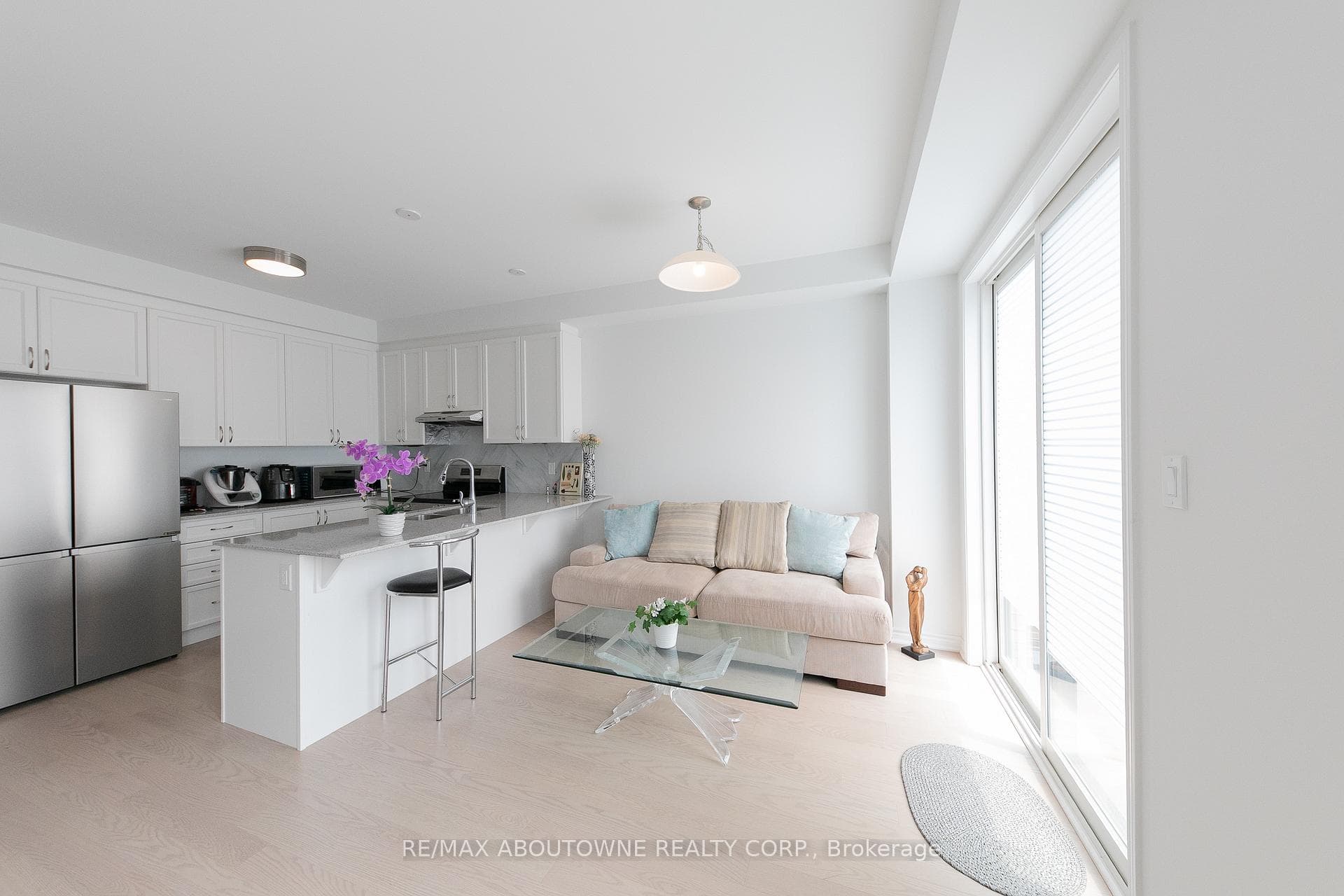 3040 Bramall Gardens photo 9