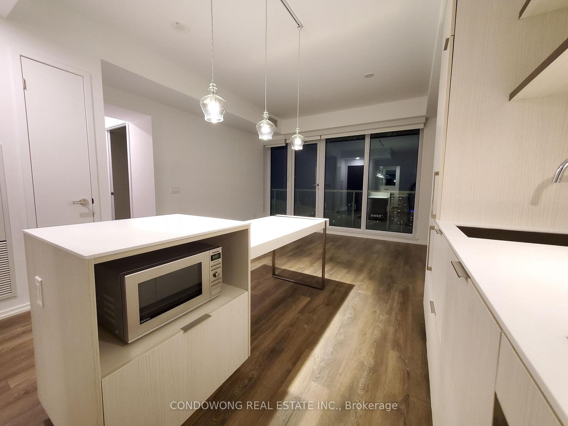 197 Yonge Street Unit 5906 photo 5
