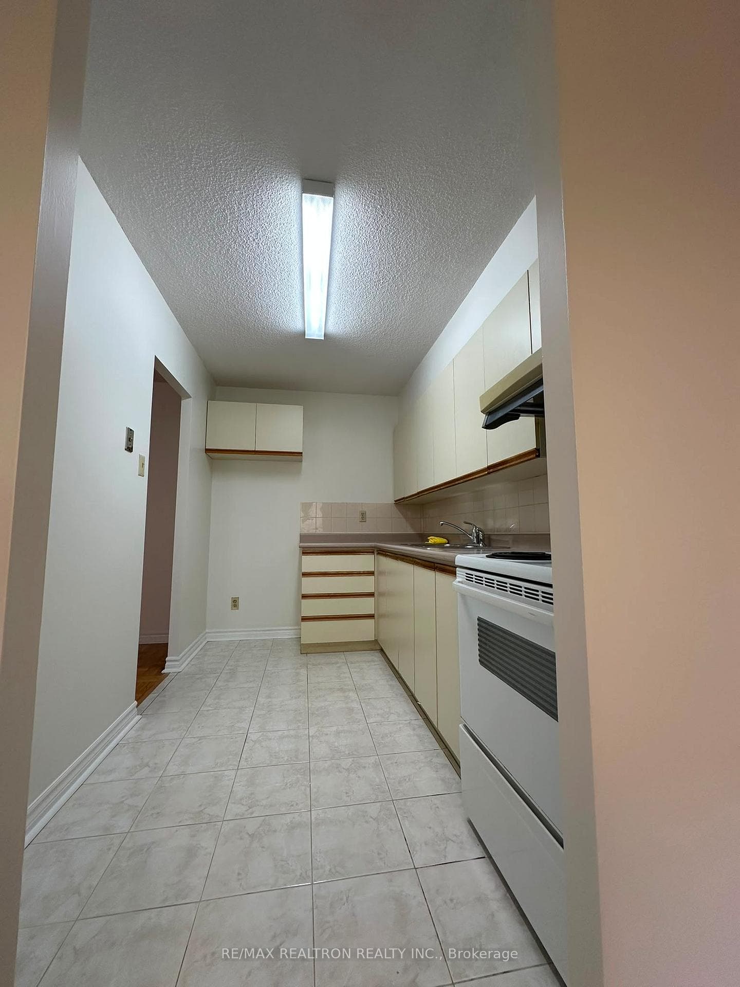 10 Sunrise Avenue Unit 204 photo 4