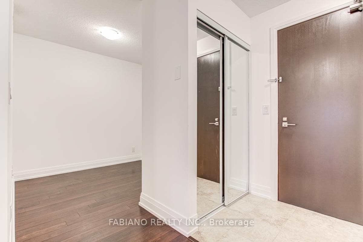 1060 Sheppard Avenue Unit 906 photo 5