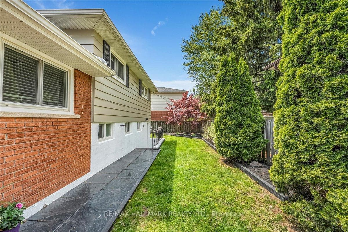 Mature landscaping w/gorgeous Japanese Maple