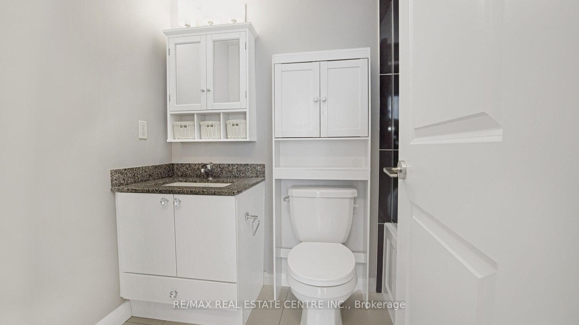 75 Eglinton Avenue Unit 902 photo 23