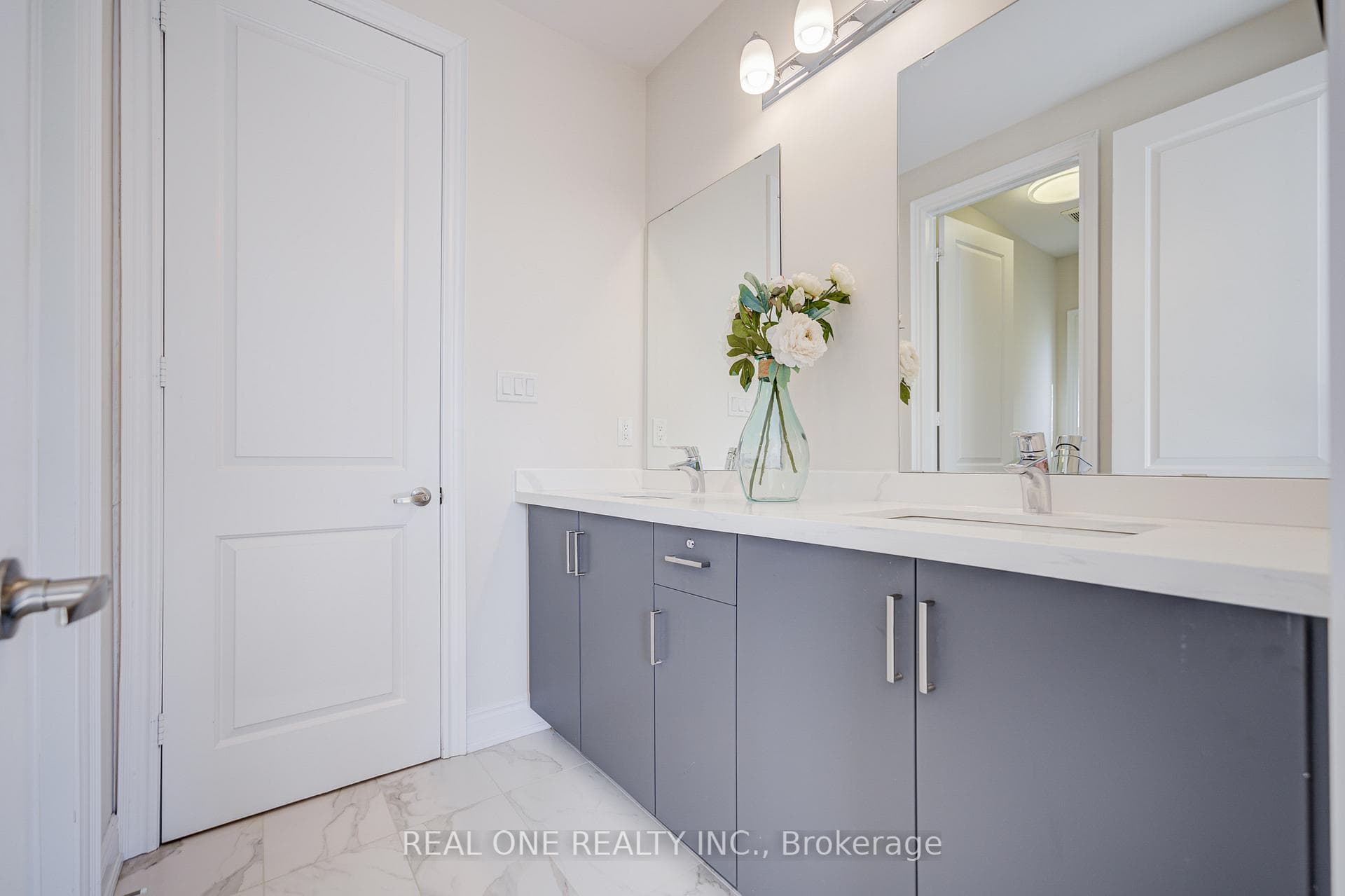 100 Conklin Crescent photo 34