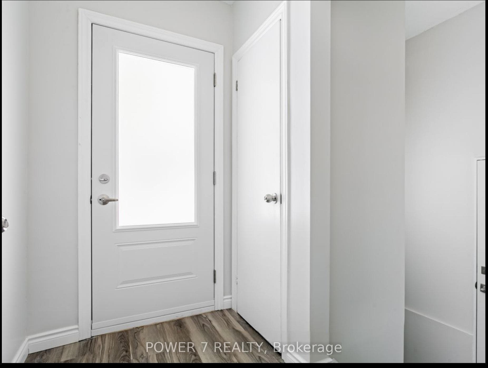 924 Sheppard Avenue photo 3