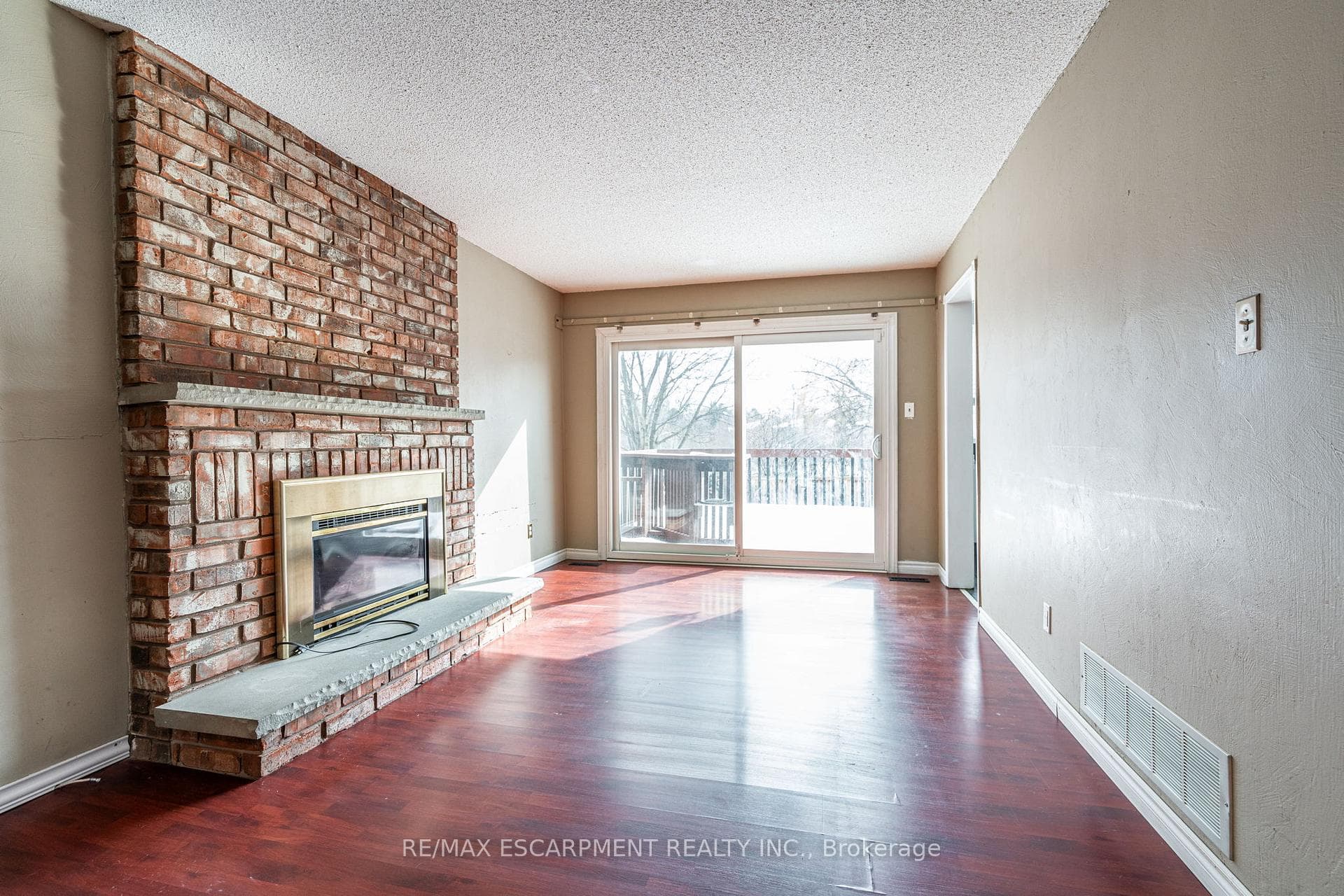104 Lord Simcoe Drive photo 9