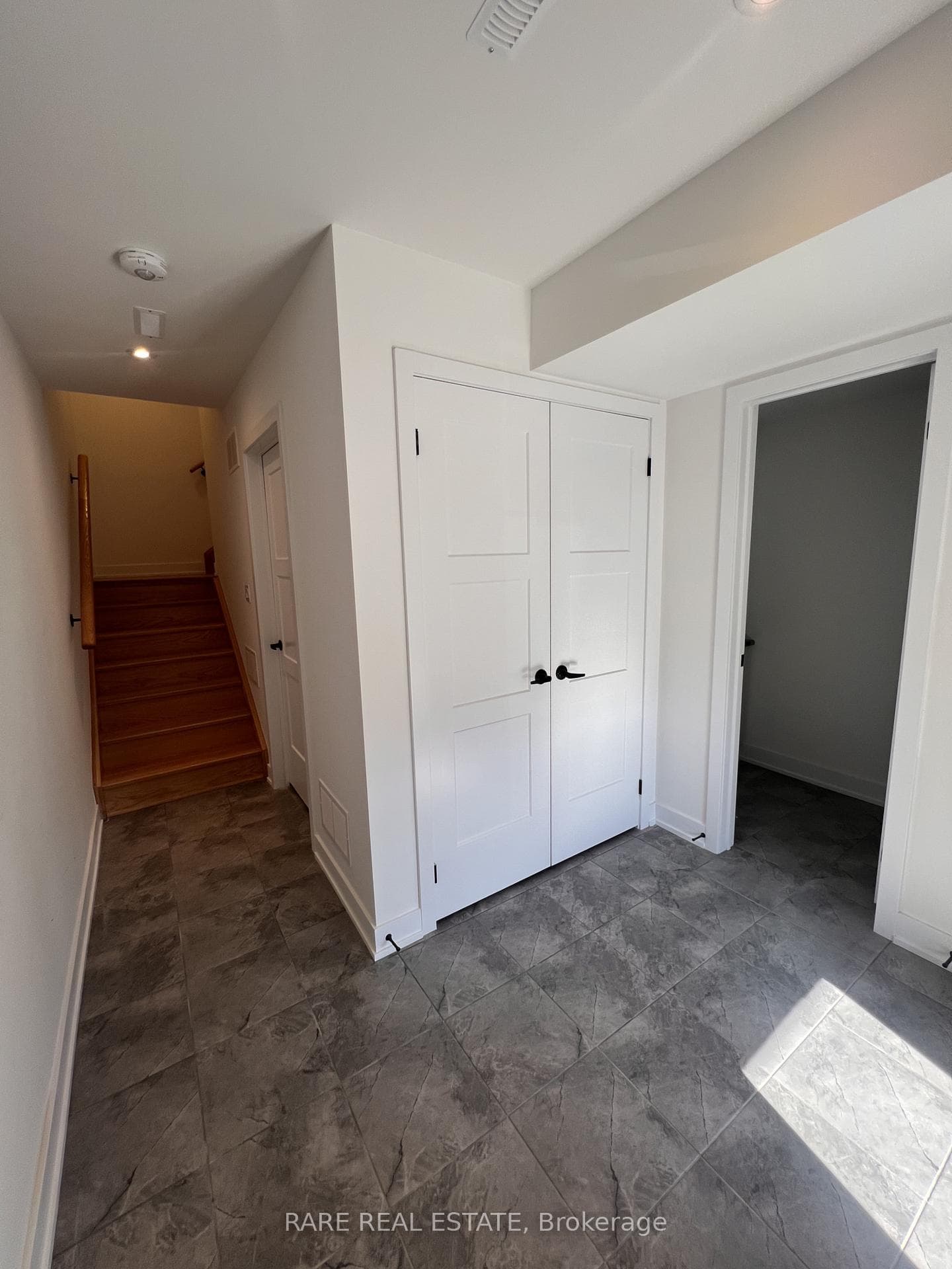 Entrance at lower level / closet / powder room