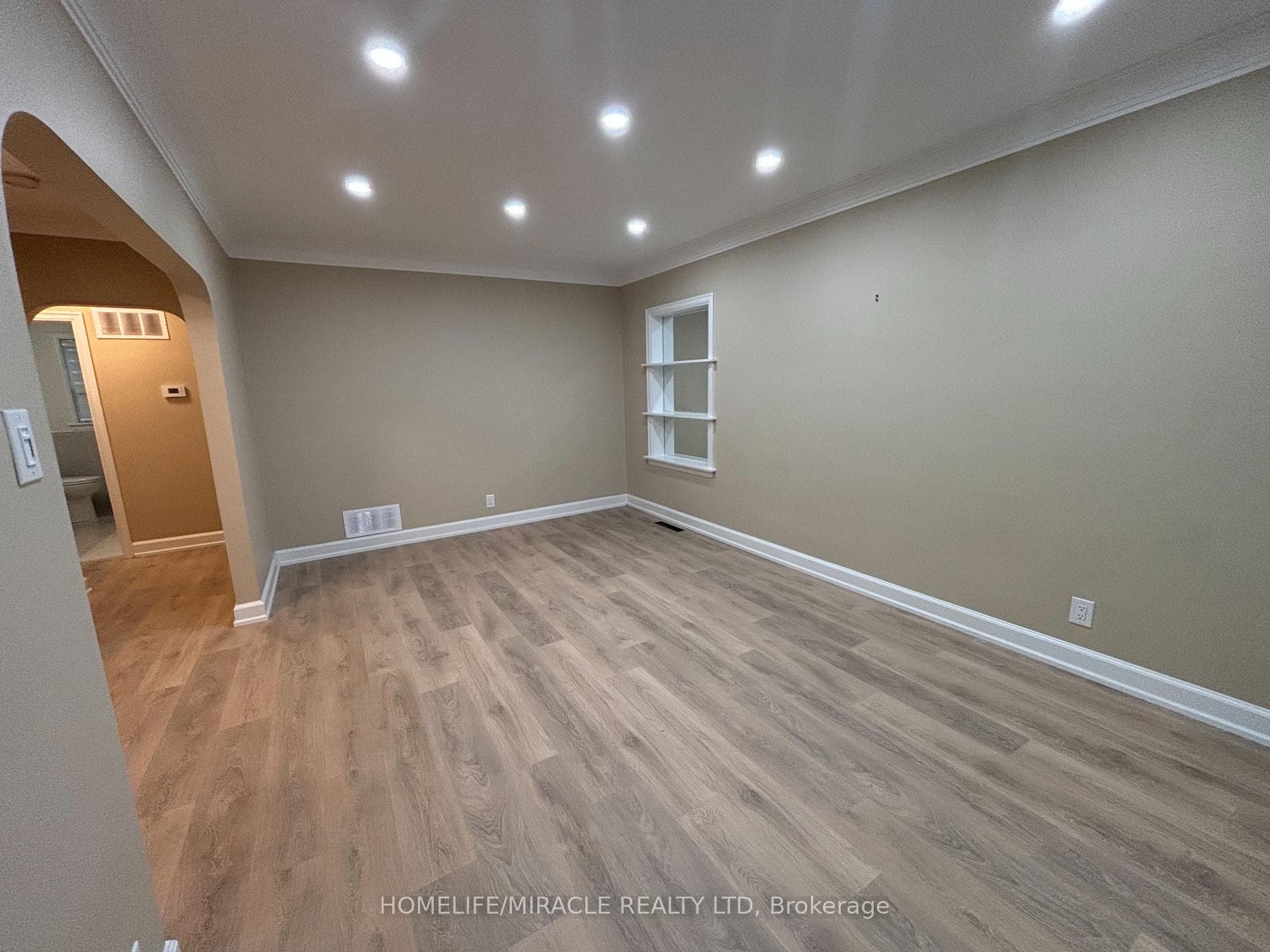 54 Hawman Avenue Unit Upper floor suite photo 19
