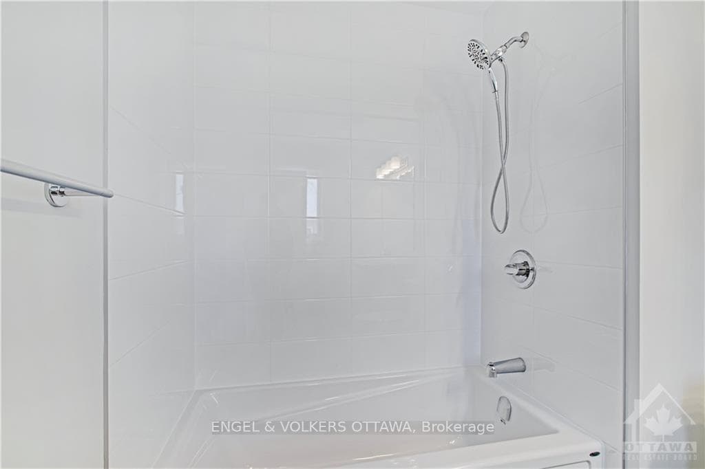 588 DECOEUR Drive photo 16