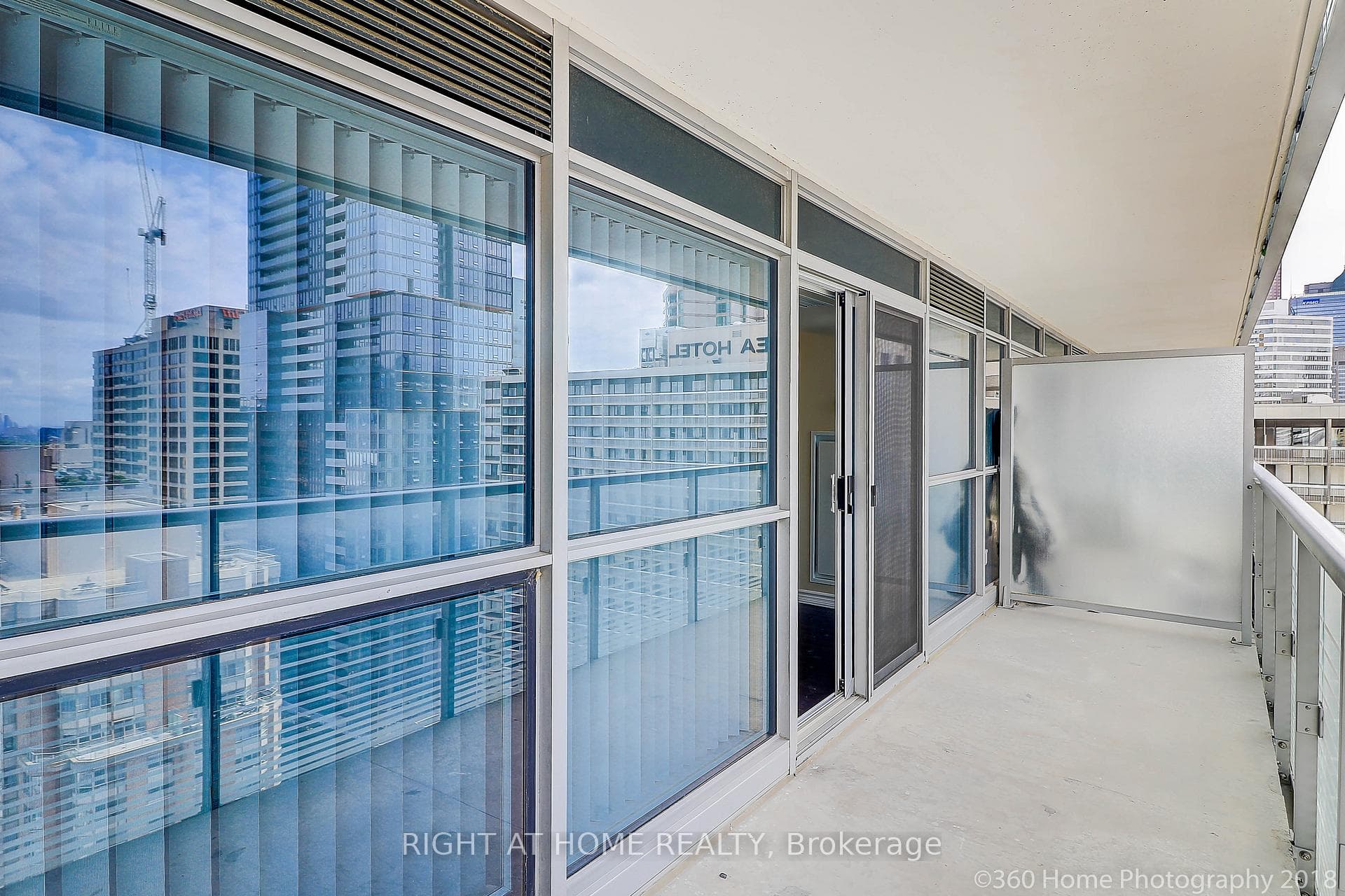 386 Yonge Street Unit 1912 photo 21