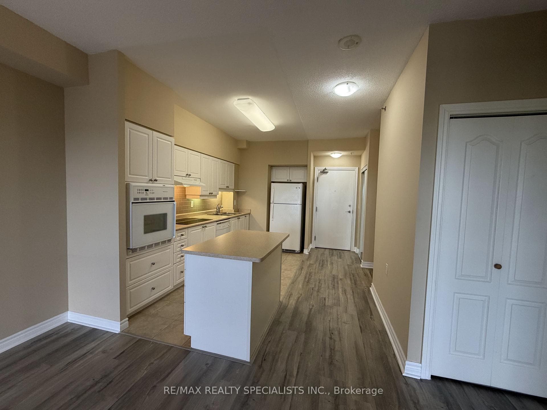 810 Scollard Court Unit 1007 photo 9