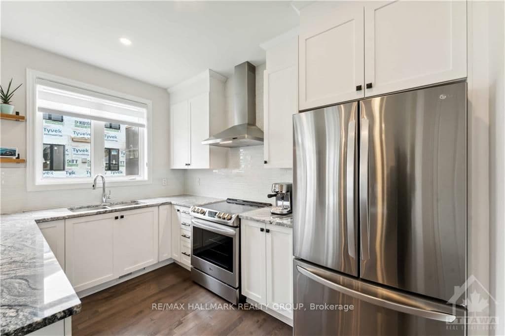 726 VENNECY Terrace photo 12