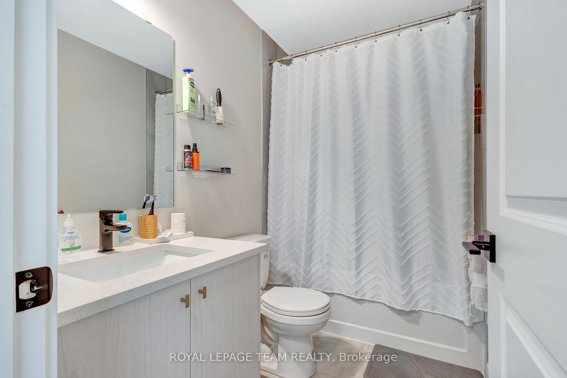 916 Parnian Private photo 11
