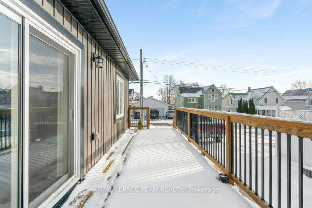 621 St Lawrence Street photo 31