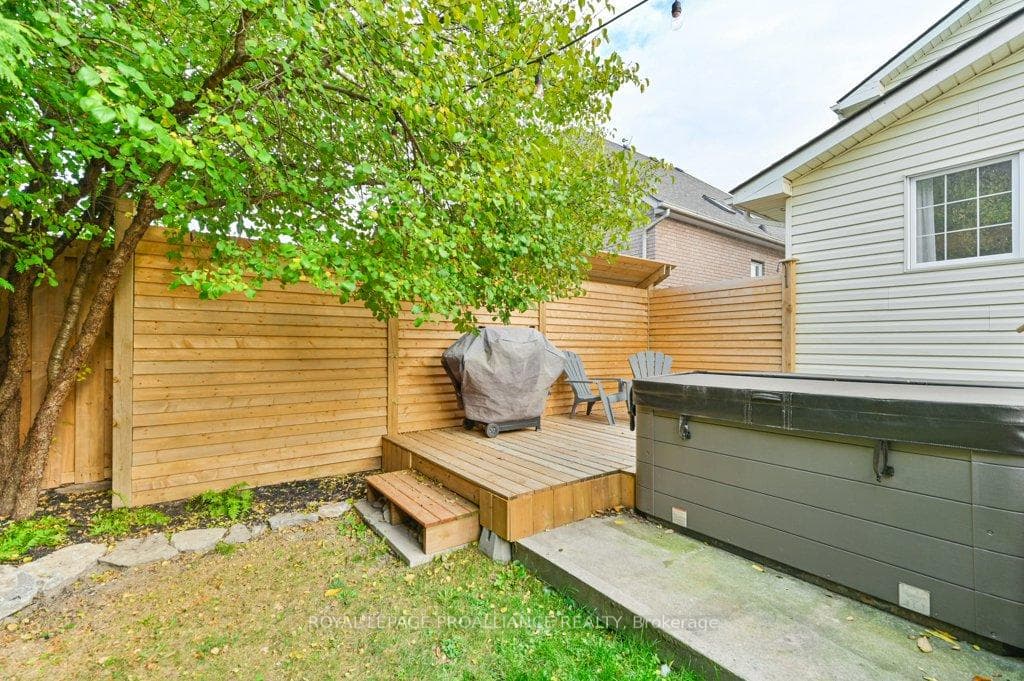 10 Sherwood Crescent photo 36