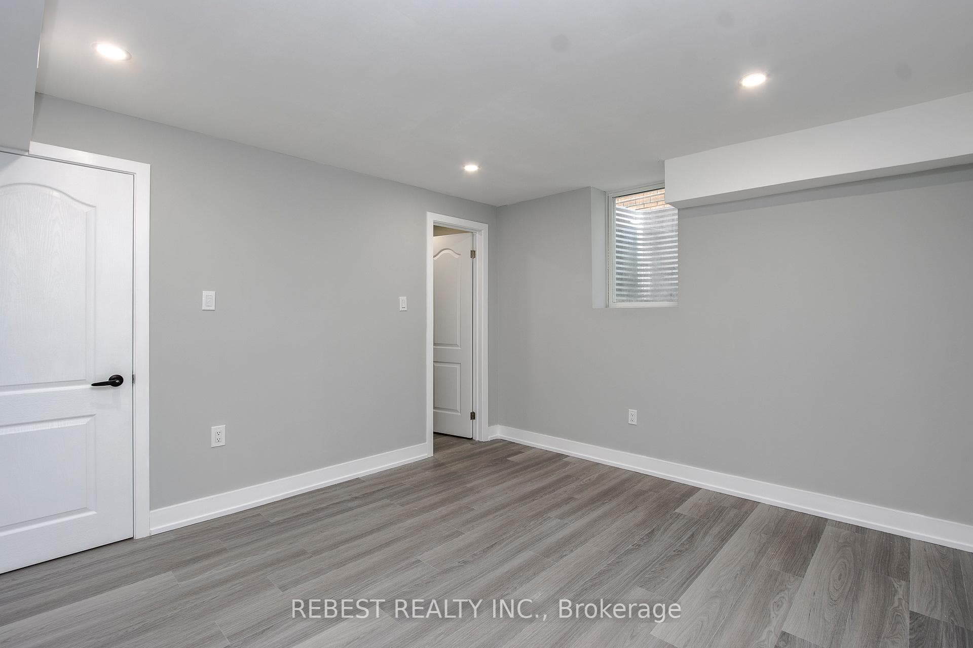 92 LILLIAN Crescent Unit Basement photo 15