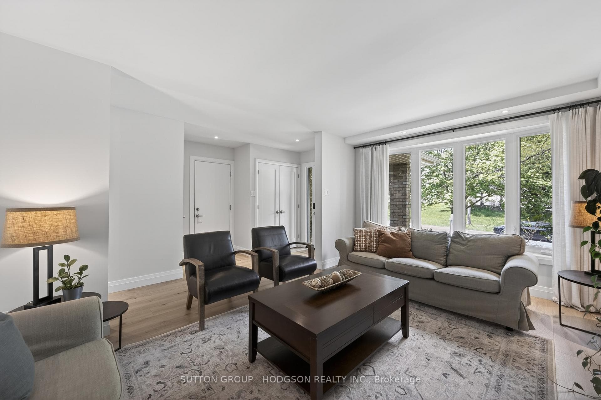 239 Village Green Avenue photo 9