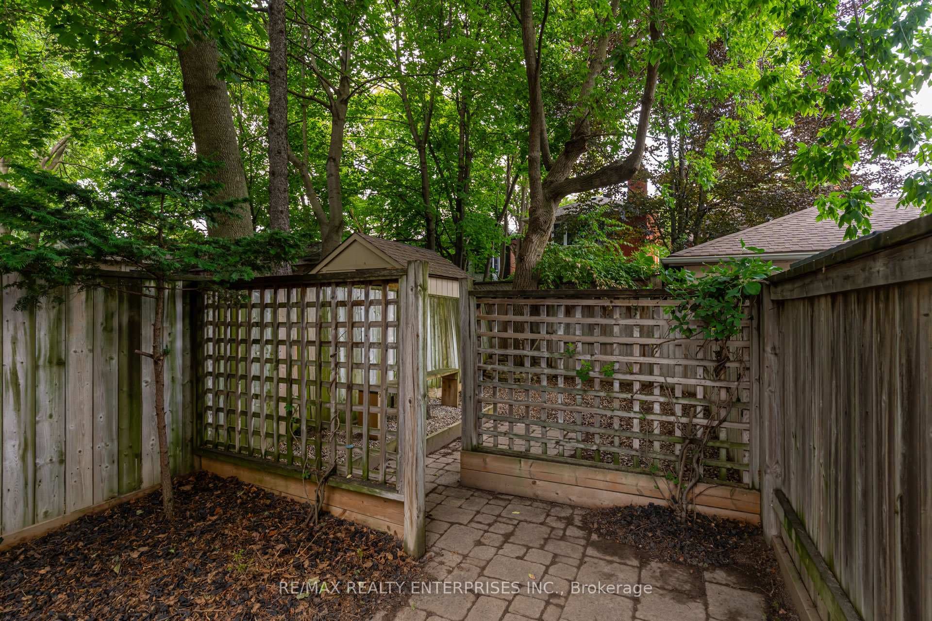 42 Roslin Avenue photo 32