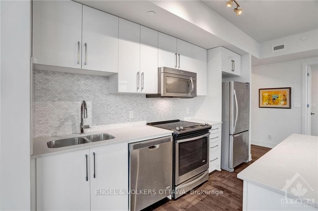 485 RICHMOND Road Unit 805 photo 12