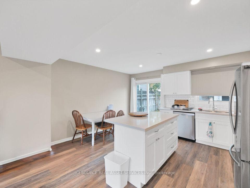 10 Gibsons Place photo 7