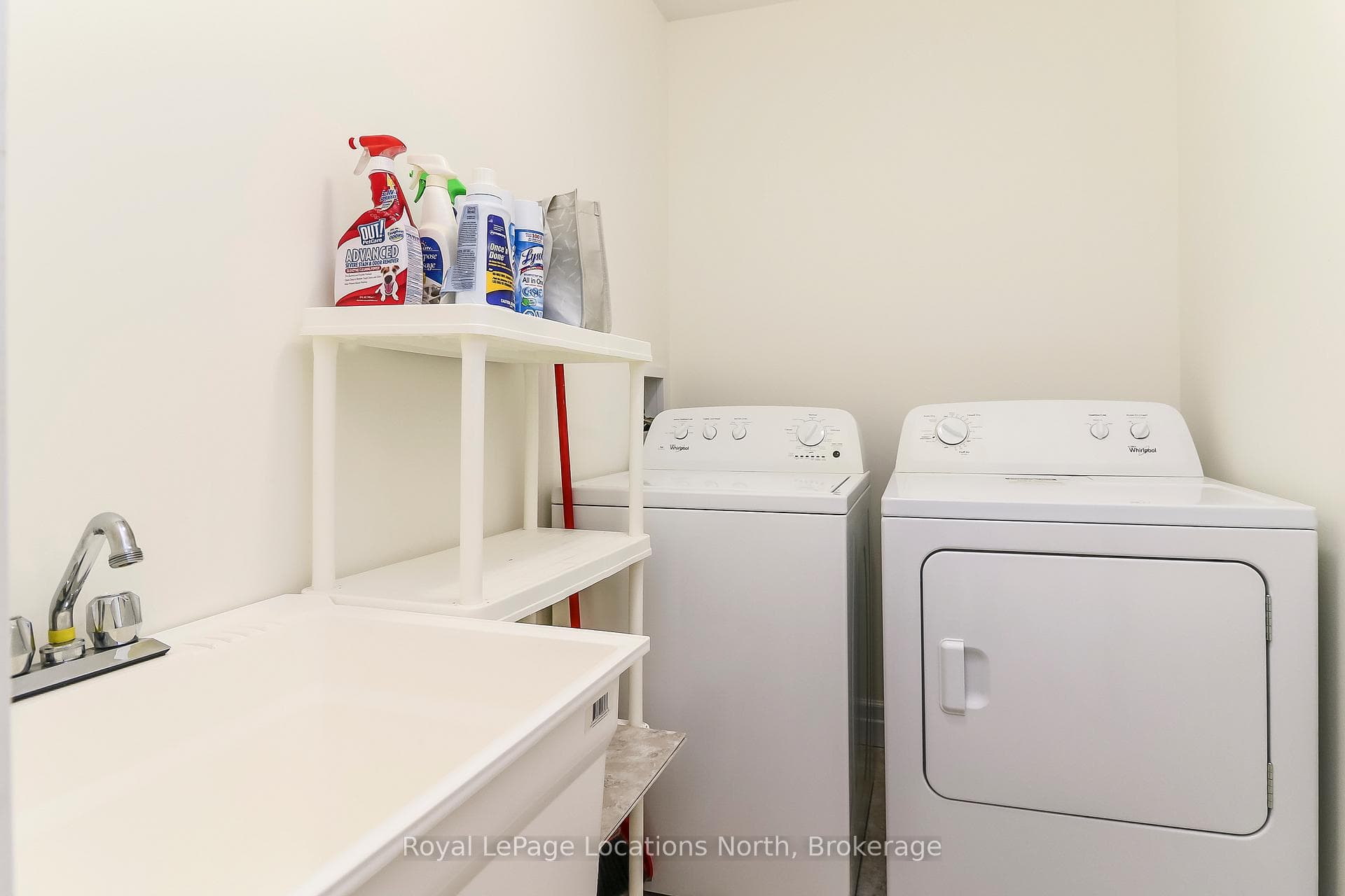 Separate laundry room (full-sized appl.) + LA sink