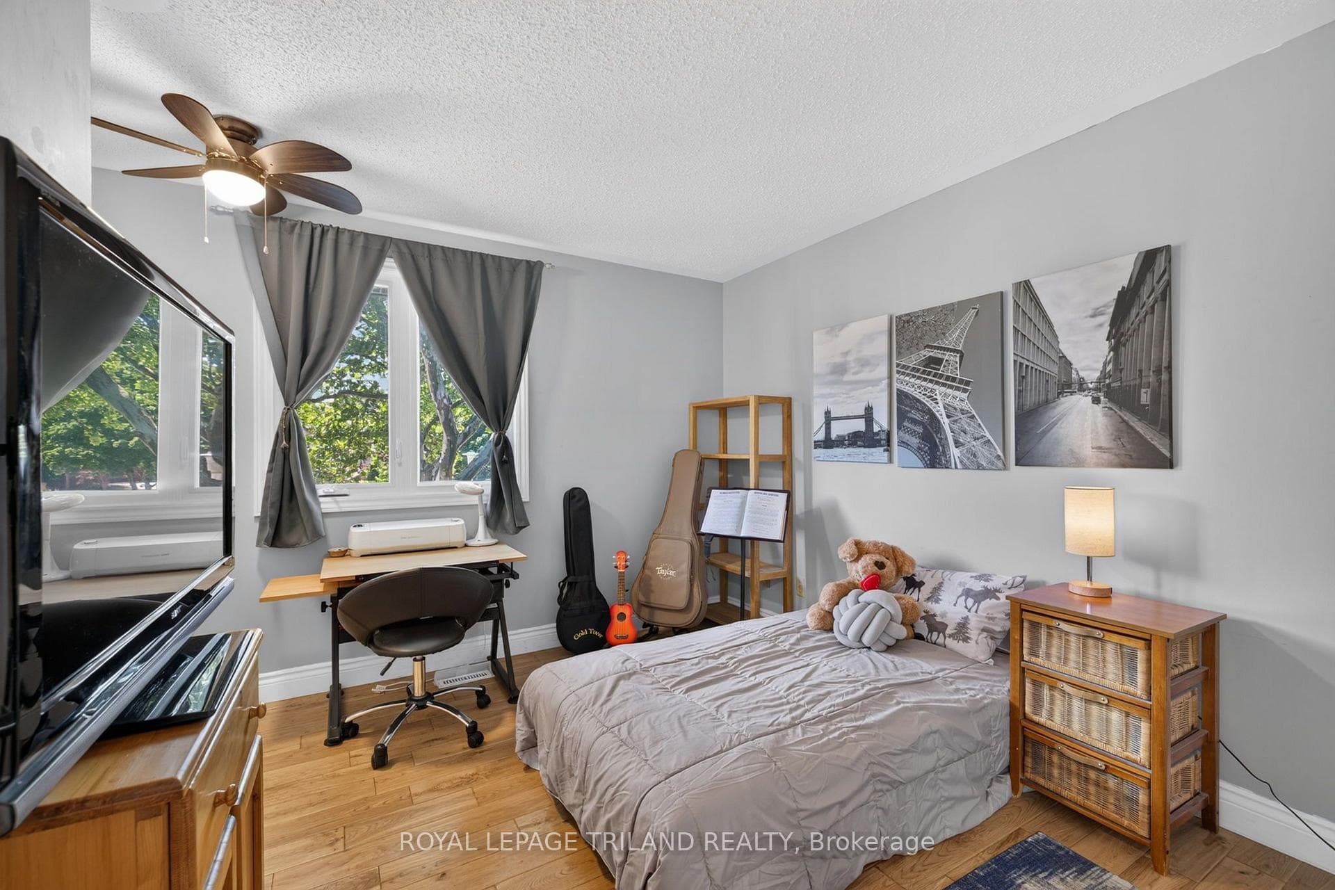 1077 MAHOGANY Crescent photo 26